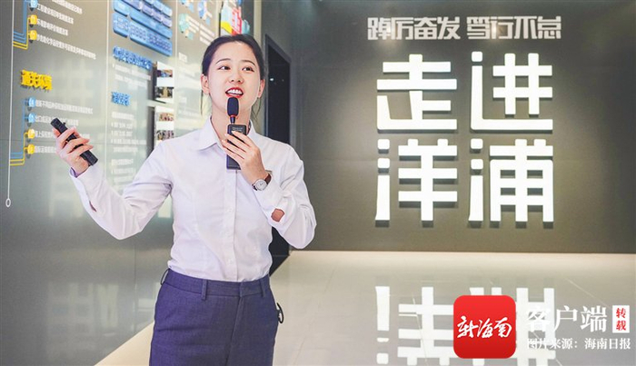 　　在洋浦展示馆，讲解员介绍洋浦发展历程。 海南日报记者 陈元才 摄