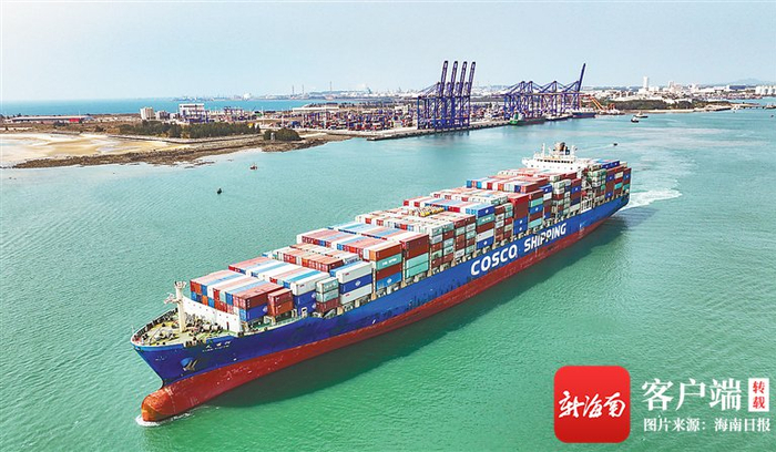 　　船舶驶离洋浦经济开发区国际集装箱码头。 海南日报记者 陈元才 摄