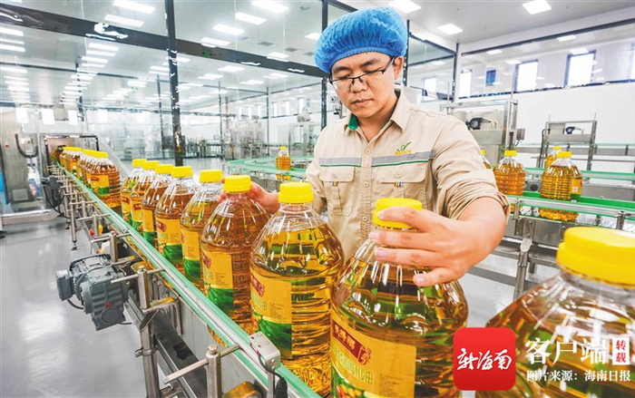 　　海南澳斯卡国际粮油加工项目生产线上，工人对成品油进行包装。海南日报记者 陈元才 摄