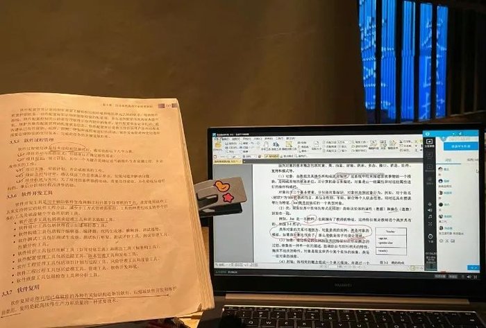 下班后，郑潇潇仍不能休息，得为积分做考证做准备  / 受访者供图