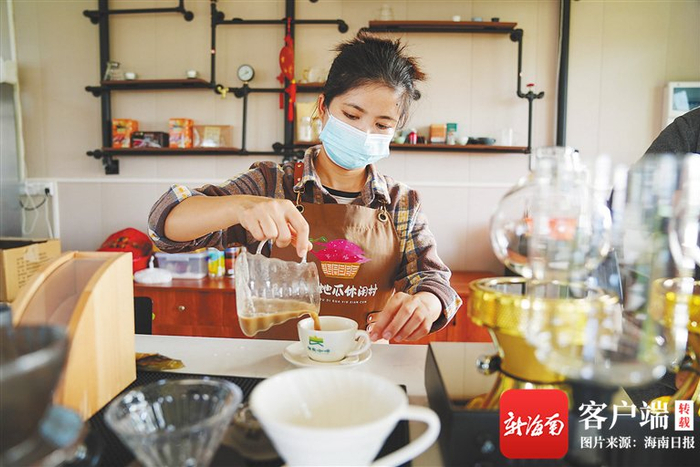 　　在澄迈县桥头镇沙土村的桥沙驿站，工作人员为游客冲泡地瓜拿铁。海南日报记者 李天平 摄