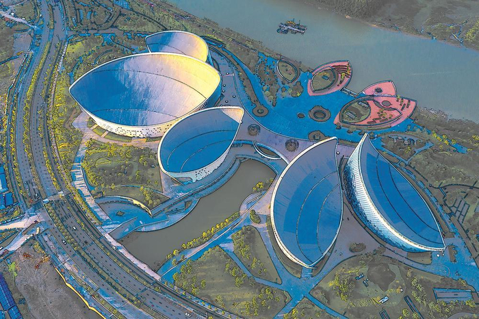 福州海峡文化艺术中心处处彰显科技与艺术。  本报记者 林熙 摄