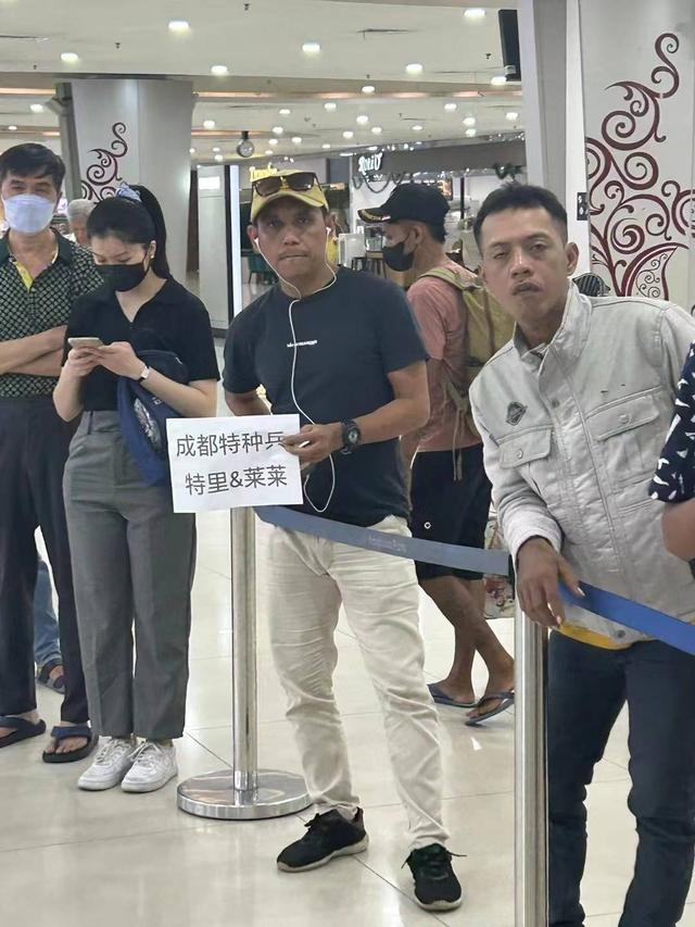 印尼机场接机的向导 受访者供图