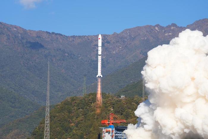 　　12月10日，我国在西昌卫星发射中心使用长征二号丁运载火箭，发射任务获得圆满成功。新华社发（许立豪 摄）