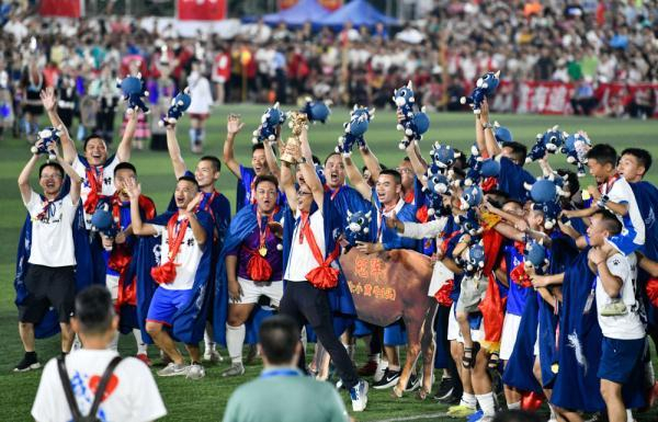 7月29日，获得“村超”冠军的车江一村足球队展示奖杯和奖品。新华社记者 杨文斌 摄