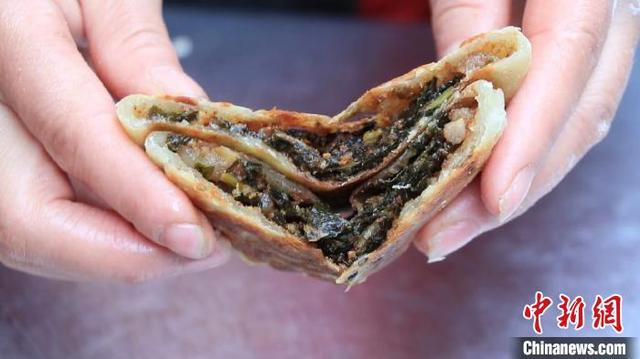 酥香味浓、油而不腻的腌菜豆黄粿。刘鸿鹤 摄