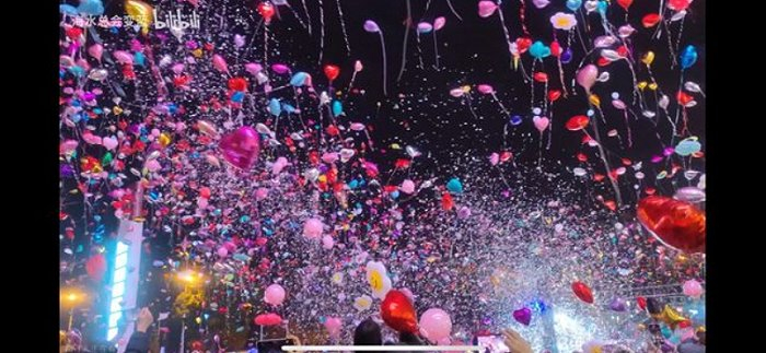 跨年夜放飞气球 图源 / B站UP主海水总会变蓝