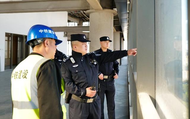 李建忠（左二）在辖区工地进行安全检查。图源：北京市公安局东城分局