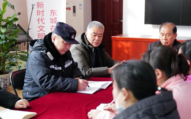 李建忠和社区商讨近期工作。图源：北京市公安局东城分局