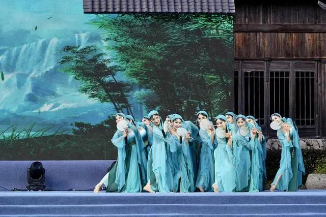 嘉兴市秀洲区新城街道义庄村文化礼堂带来的舞蹈《广寒宫》 浙江日报记者 邱建平 摄