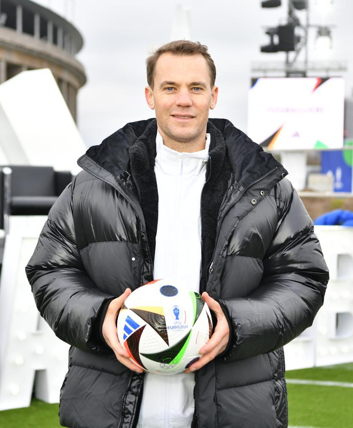 11月15日，德国男足国家队守门员曼努埃尔·诺伊尔展示2024年欧洲足球锦标赛官方比赛用球。新华社记者 任鹏飞 摄