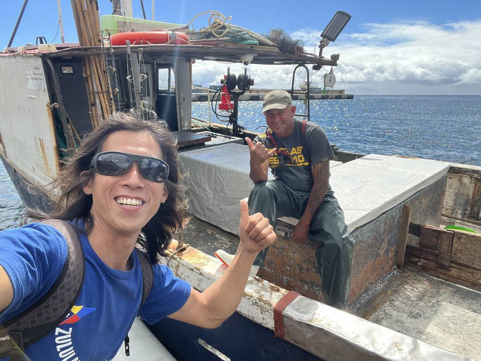 在大海上偶遇别的航行者