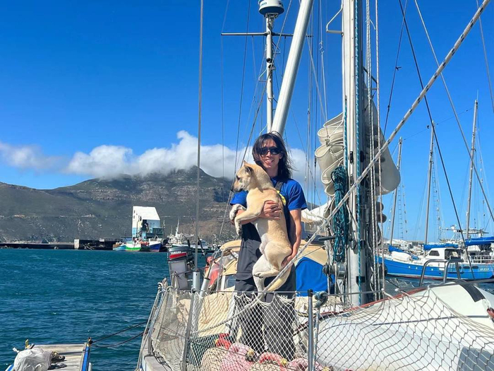 朱稳在船上抱着皮皮