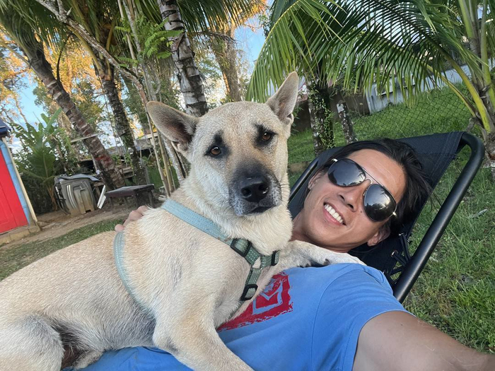 朱稳和皮皮在海滩上晒太阳