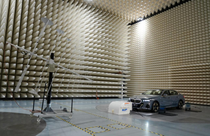 全新BMW 5系长轴电磁抗扰测试。 宝马供图 华龙网发