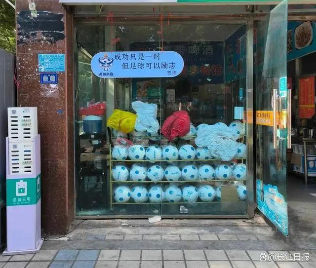 贺炜的村超现场解说词被贴在店铺门口。来源：长江日报