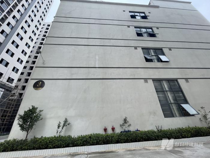 左江韶关厂房在研发楼背后的3号楼。 图片来源：