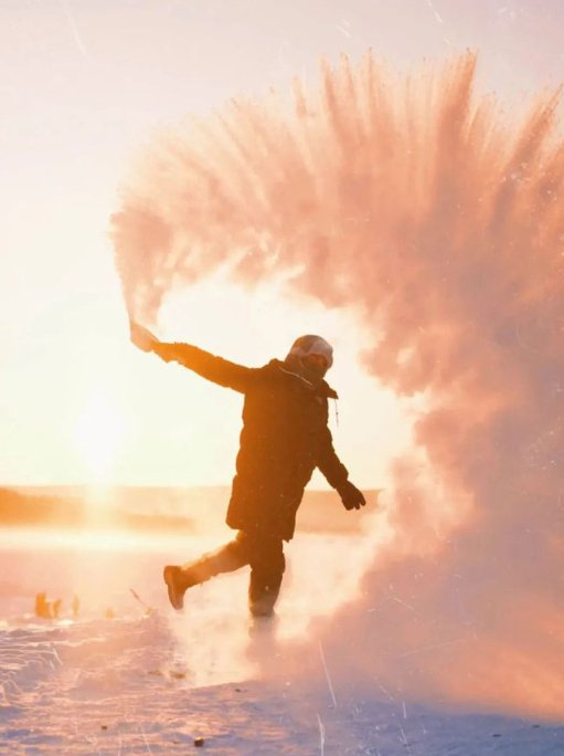 客人在民宿外玩雪 图源 / 芯芯供图