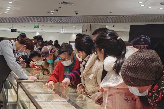 转运珠柜台的顾客。 董红艳/摄