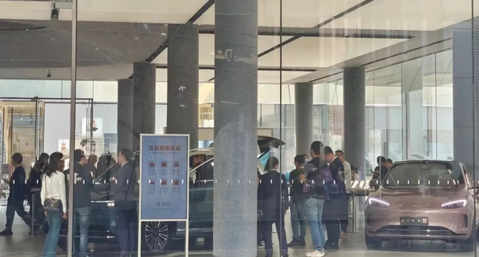 12月31日上午，消费者在深圳华为旗舰店了解问界M9 本报记者 张兴旺 摄