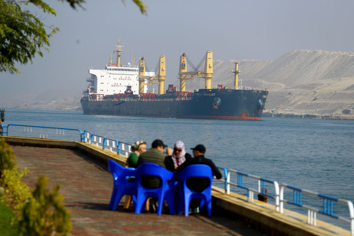 2022年1月3日，货轮在埃及苏伊士运河上航行。（图片来源：新华社）