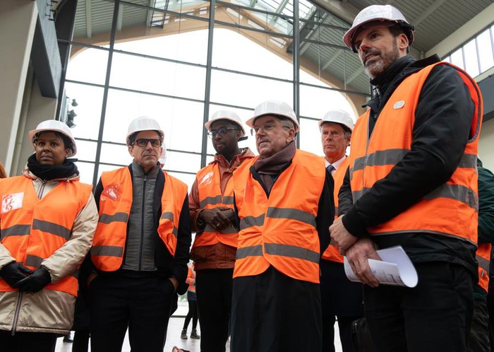 12月1日，国际奥委会主席托马斯·巴赫（右三）参观巴黎奥运村。新华社记者 肖亚卓 摄