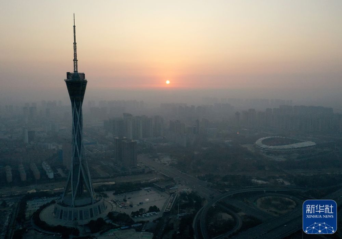 这是1月1日在河南省郑州市中原福塔附近拍摄的日出（无人机照片）。新华社记者 李嘉南 摄