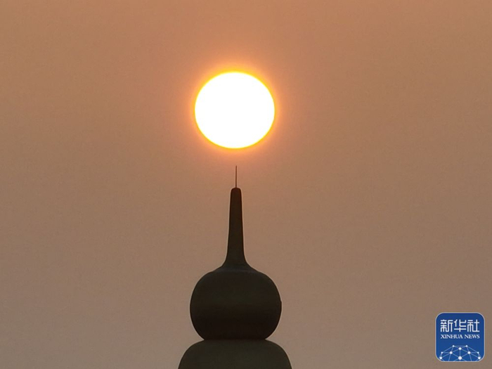 1月1日，江苏扬州瘦西湖风景区的白塔沐浴在新年晨光中（无人机照片）。新华社发（孟德龙 摄）
