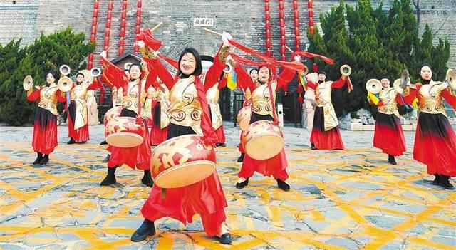 山东省烟台市蓬莱阁景区举行迎新年活动，丰富多彩的文化汇演让游客感受节日气氛。经济日报记者 高兴贵摄