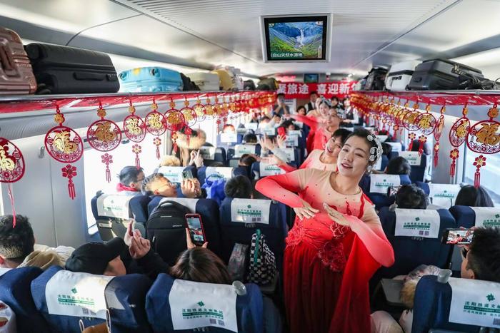 ▲1月1日，沈阳开往北京的G980次列车乘务人员表演节目 新华社 