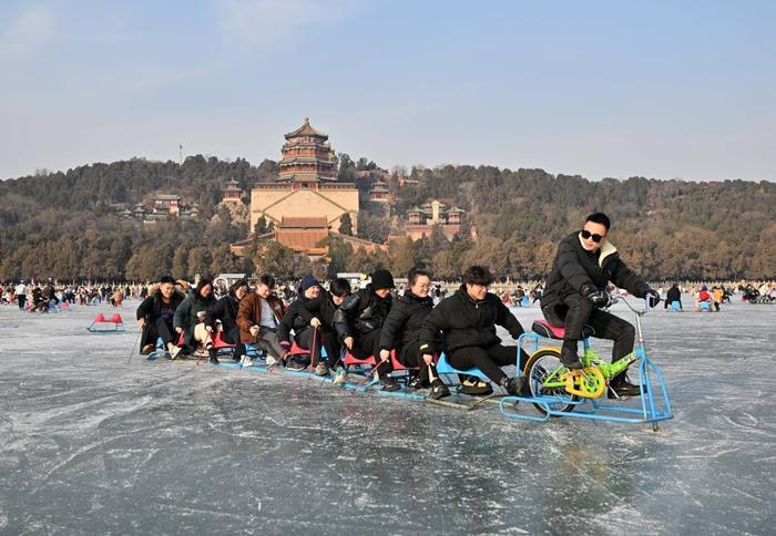 ▲元旦当天，游客在颐和园冰场玩冰车和冰上自行车 新华社发