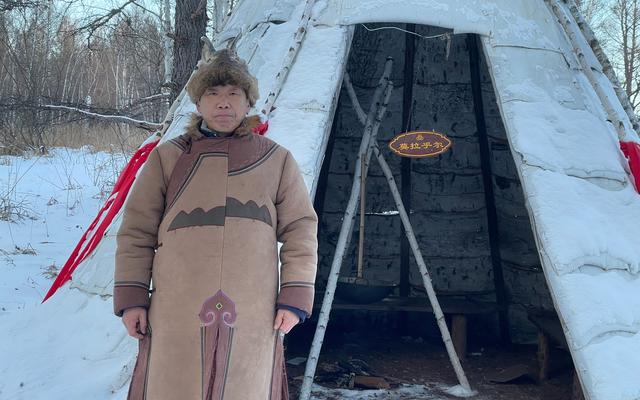 2023年12月30日，鄂伦春族人莫彩柱穿着民族服饰。新京报记者 王颖 摄