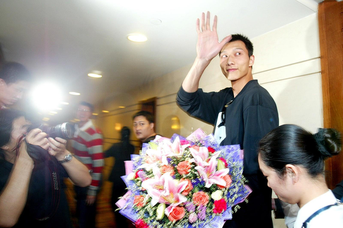 2007年4月11日， 易建联启程前往美国参加NBA选秀，在首轮第6顺位被雄鹿选中，开启NBA生涯  摄影 郑家雄