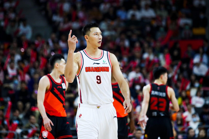 2023年3月19日，2022-2023赛季CBA常规赛第37轮比赛，广东宏远以92比82逆转江苏队。摄影 郑家雄