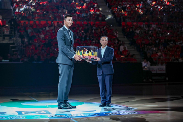 东莞市委副书记、市长吕成蹊代 表东莞市人民政府向阿联赠予城市纪念潮玩  摄影 郑家雄