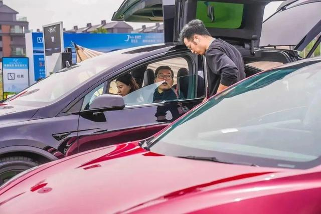 出台新能源车置换补贴政策，带动消费超60亿元。北京市商务局供图