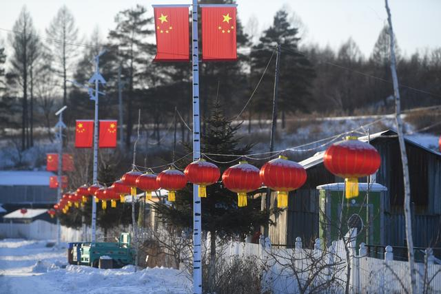 2023年12月30日，新生鄂伦春族乡新生村街景。新京报记者 王颖 摄