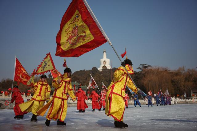 2023年12月29日，北海公园冰场上演皇家冰嬉表演。新京报记者 薛珺 摄