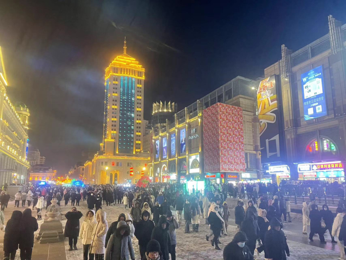 跨年夜下的哈尔滨中央大街 游客供图
