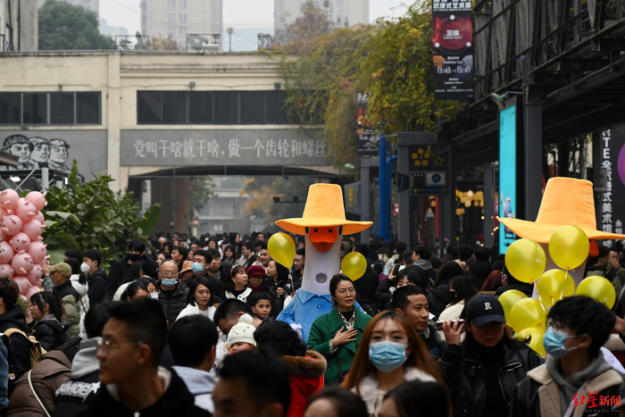 ▲东郊记忆吸引大量游客打卡