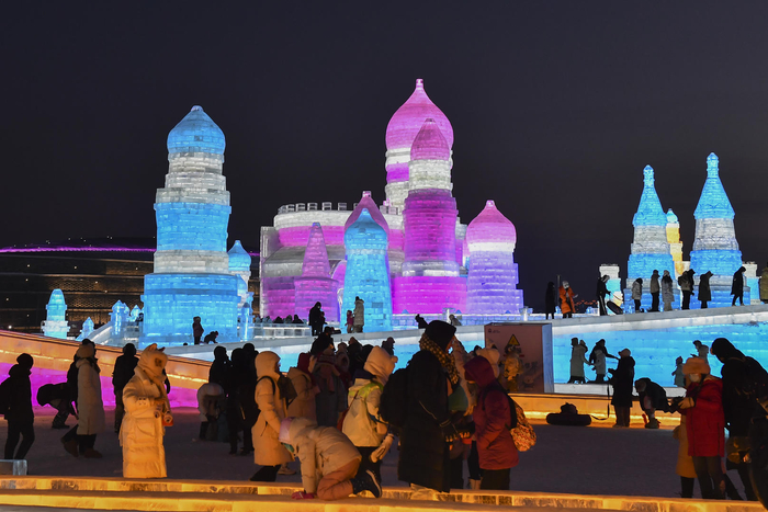 ▲游客参观第二十五届哈尔滨冰雪大世界 据视觉中国