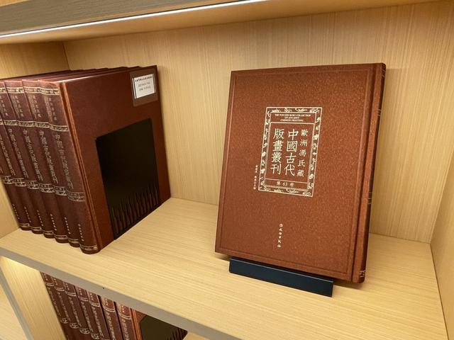 徐家汇书院一楼展示可供馆内借阅的文献资料 舒抒 摄