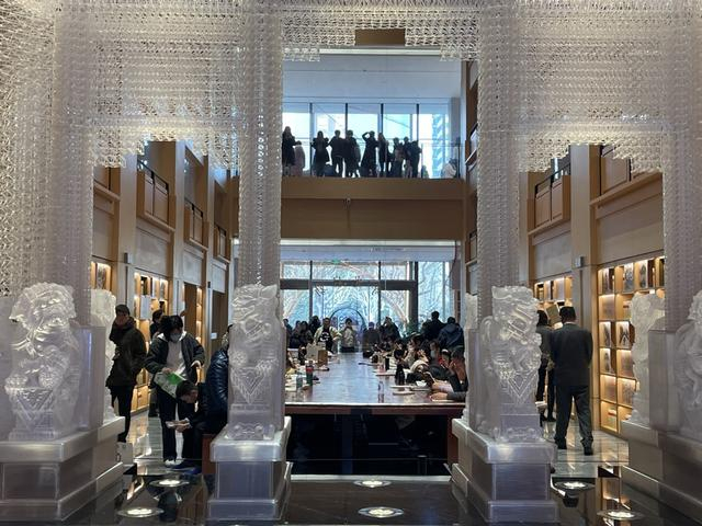 透过“光启之门”看徐家汇书院内景 舒抒 摄