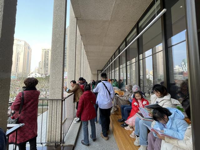 书院“网红阳台”，天气晴好时一年四季座位都很抢手。 舒抒 摄