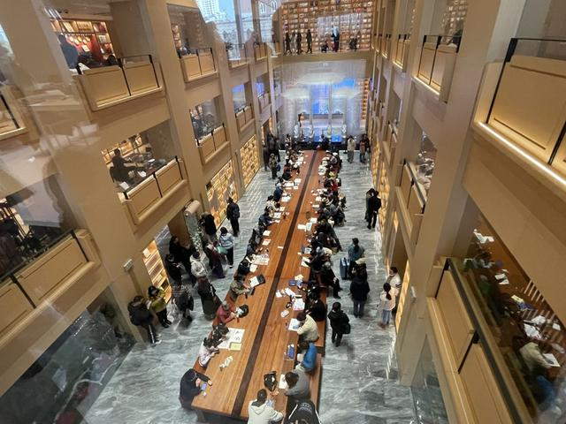 2024年新年首日，徐家汇书院20米长的“海上长桌”座无虚席。 舒抒 摄
