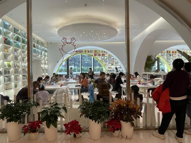 徐家汇书院少儿阅览区 舒抒 摄