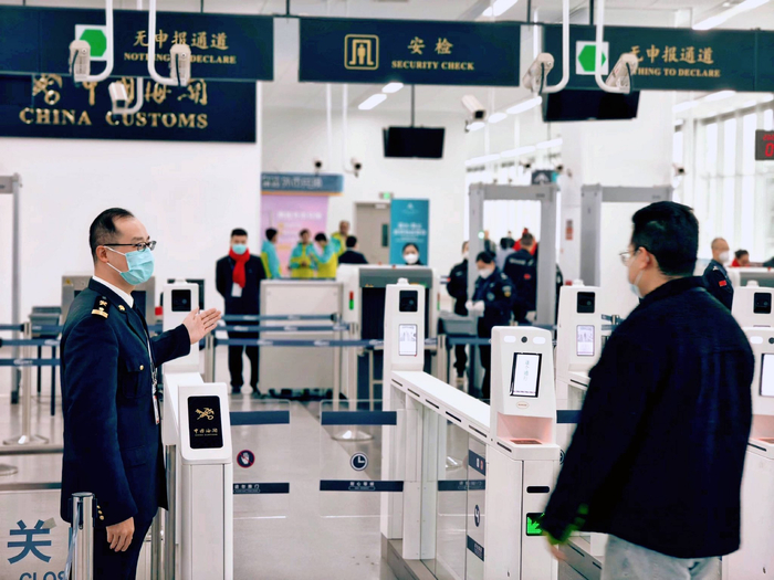 海关全力保障“爱达·魔都号”顺利首航。上海海关 供图