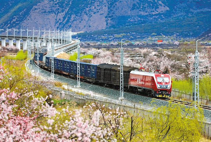 一列货车运行在拉林铁路上。马生明　摄