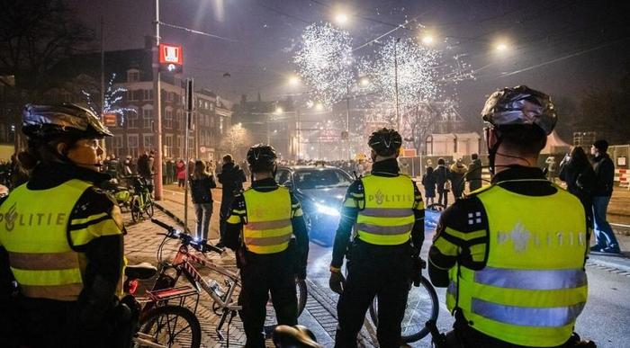 跨年夜里，荷兰警察在街上警戒/《荷兰时报》