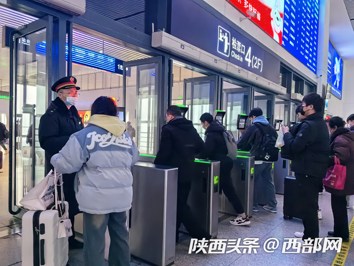 旅客在西安北站检票进站